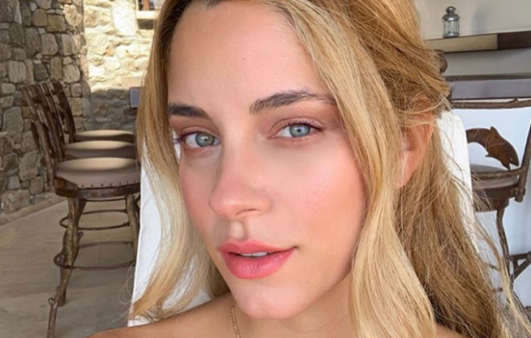 H Δούκισσα Νομικού ποζάρει άβαφη και κουρασμένη