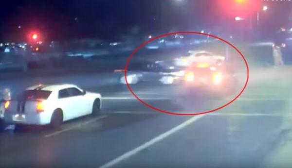 Ζευγάρι με μωρό διασχίζουν τον δρόμο και γλιτώνουν στο τσακ από τροχαίο