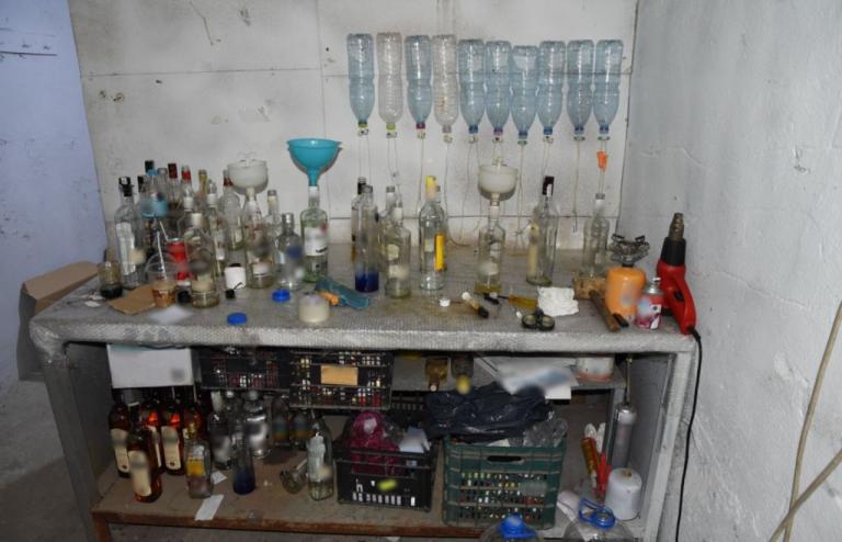 Θεσσαλονίκη : Ιερέας εμφιάλωνε ποτά «μπόμπες» σε μπουκάλια από σκουπίδια