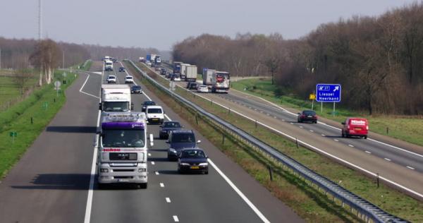 Βέλγιο : Δώδεκα μετανάστες εντοπίστηκαν ζωντανοί σε φορτηγό
