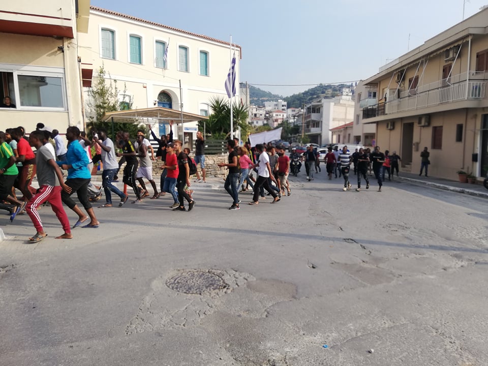 Σάμος : Πορείες διαμαρτυρίας προσφύγων που ζητούν να φύγουν από το νησί