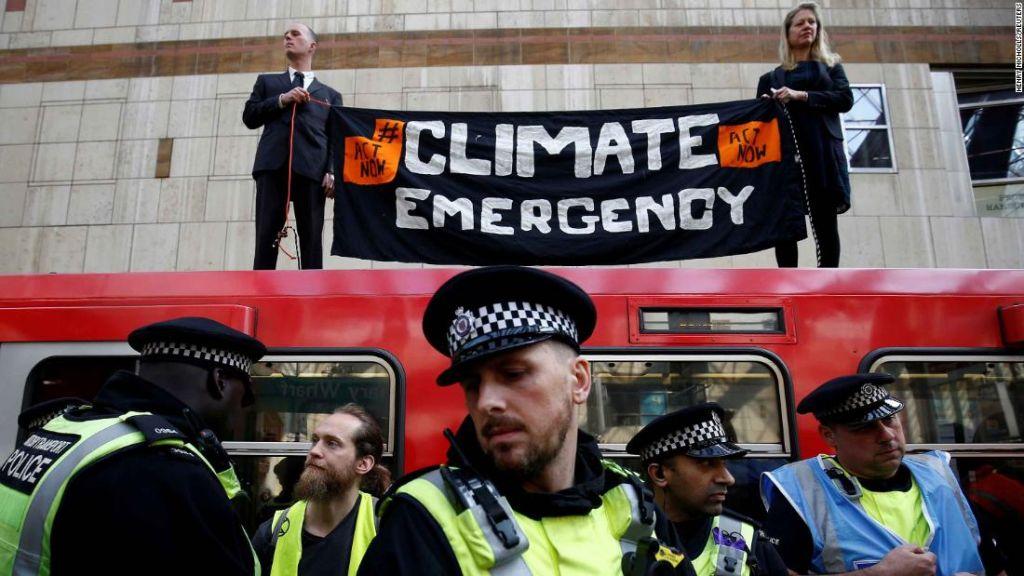Extinction Rebellion : Εξαγριωμένοι πολίτες επιτέθηκαν σε ακτιβιστές στο μετρό του Λονδίνου