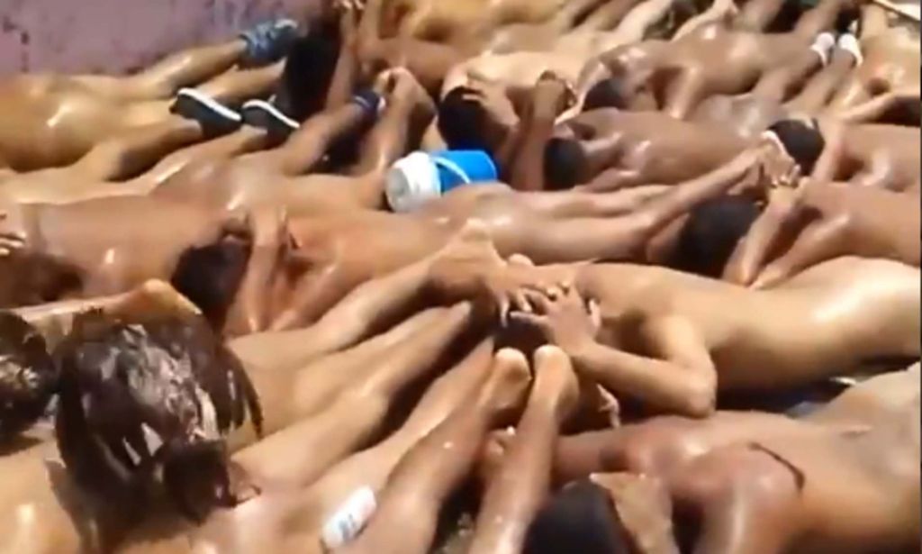 Θηριωδία σε φυλακές της Βενεζουέλας : Δεσμοφύλακες στήνουν κοκορομαχίες πάνω στα κορμιά των φυλακισμένων