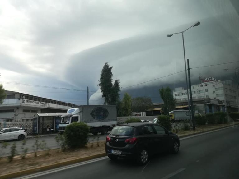 Shelf cloud : Πώς σχηματίστηκε στον αττικό ουρανό το εντυπωσιακό σύννεφο [Εικόνες]