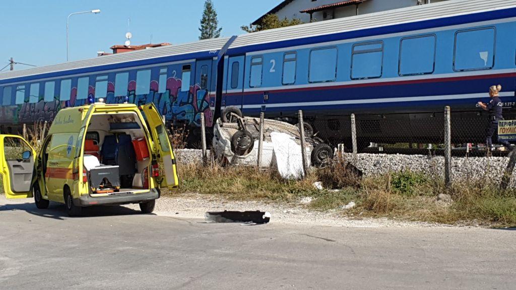 Τρίκαλα : Τρένο συγκρούστηκε με αυτοκίνητο – Μία νεκρή