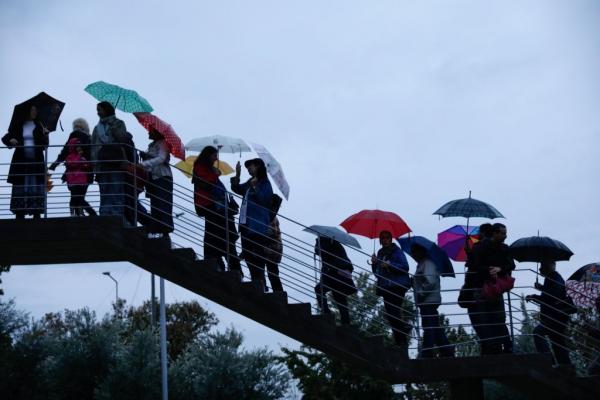 Θεσσαλονίκη : Διαμαρτυρία με χρωματιστές ομπρέλες για τα αρχαία του Μετρό