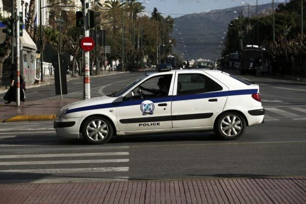 Έκλεψαν σφαίρες και χειροπέδες από αυτοκίνητο αστυνομικού στο κέντρο της Αθήνας