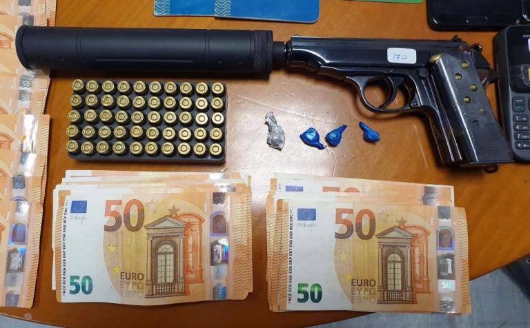 Εξάρθρωση σπείρας που διευκόλυνε την παράνομη έξοδο αλλοδαπών