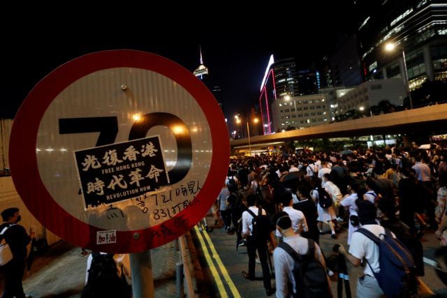 Χονγκ Κονγκ : Η κυβέρνηση απαγορεύσει τις μάσκες σε διαδηλώσεις και πυροδοτεί αντιδράσεις