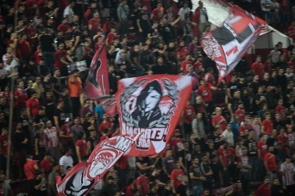 «Ερυθρόλευκη» παράνοια: Ομάδα και κόσμος μια γροθιά!