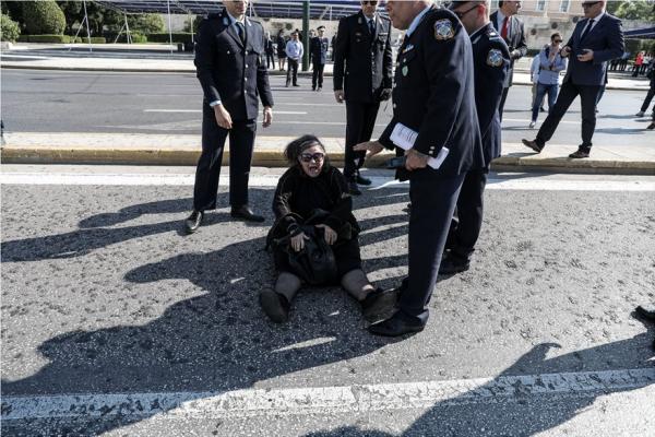 «Ντου» της Ελένης Λουκά στην παρέλαση της Αθήνας