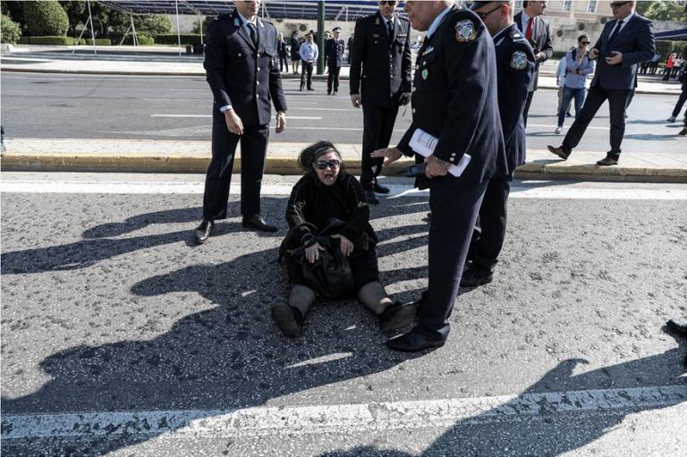 «Ντου» της Ελένης Λουκά στην παρέλαση της Αθήνας