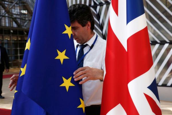 Brexit : Η Βρετανία σε τεντωμένο σχοινί ακόμη και μετά τη συμφωνία