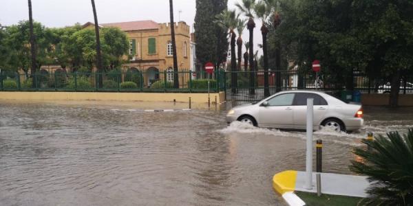 Καταρρακτώδεις βροχές στη Λευκωσία – Πλημμύρισαν οι δρόμοι