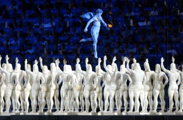 Σοφία Κοκοσαλάκη : Εφτιαξε τα κοστούμια για τους Ολυμπιακούς Αγώνες της  Αθήνας - ΤΑ ΝΕΑ