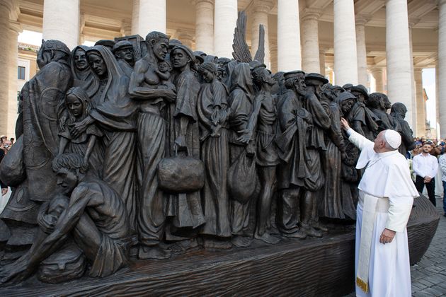 Γλυπτό για τους πρόσφυγες κοσμεί την πλατεία του Αγίου Πέτρου στο Βατικανό