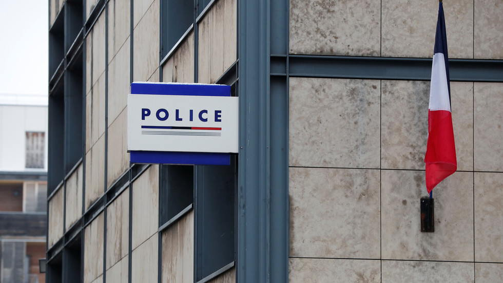 Συναγερμός στο Παρίσι: Επίθεση με μαχαίρι δέχθηκε αστυνομικός