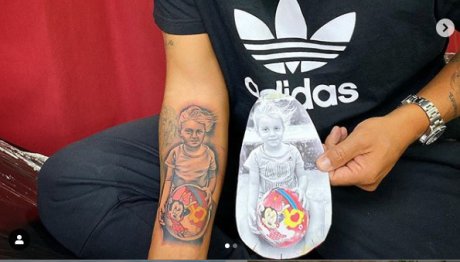 Εκανε τατουάζ με το πρόσωπο της κόρης του