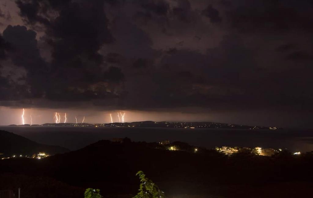 Καιρός : Εντονα καιρικά φαινόμενα – Πού θα «χτυπήσουν» τις επόμενες ώρες