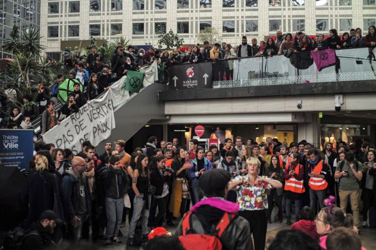 Παρίσι : Εκατοντάδες οικολόγοι κατέλαβαν εμπορικό κέντρο