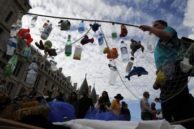 «Για τη ζωή καταλαμβάνουμε τη Ριβολί»: Ακτιβιστές για το κλίμα έχουν παραλύσει το Παρίσι