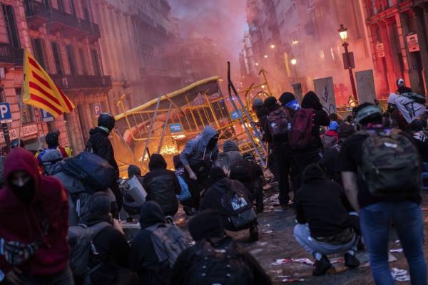 Νύχτα πύρινης κόλασης στη Βαρκελώνη: Άγριες συγκρούσεις αστυνομικών με αυτονομιστές