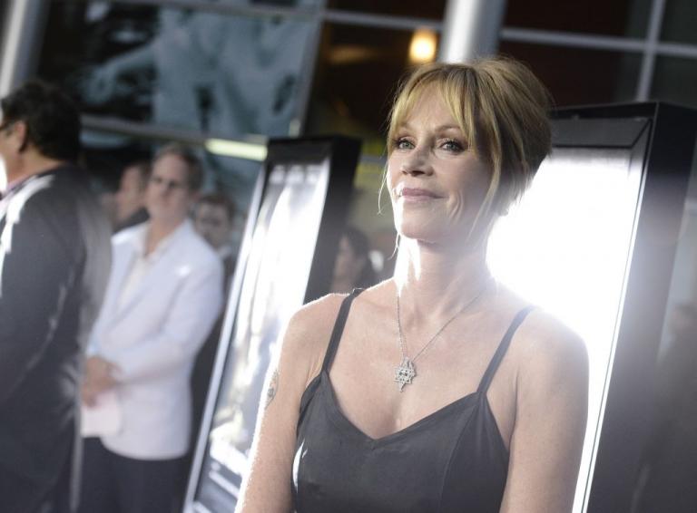 Μέλανι Γκρίφιθ: Ποζάρει μόνο με τα εσώρουχα της!