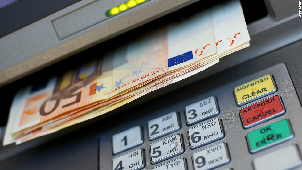Τραπεζικές χρεώσεις : «Τσουχτερά» ποσά πληρώνουν οι καταναλωτές