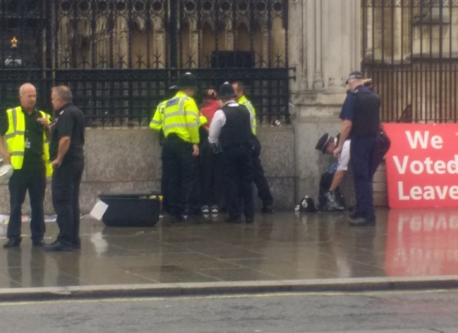 Βρετανία : Άνδρας προσπάθησε να αυτοπυρποληθεί έξω από το Κοινοβούλιο