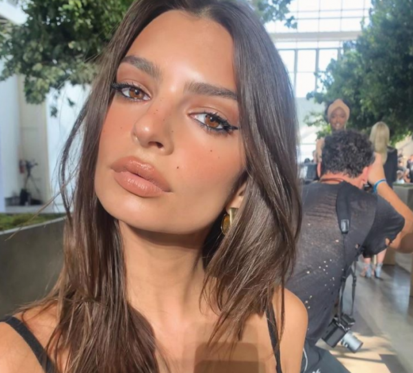 Έμιλι Ρατακόφσκι : Σέξι με άσπρο μπλουζάκι