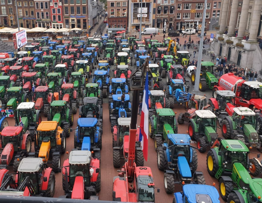 Ολλανδία : Οι αγρότες διαμαρτύρονται με τρακτέρ-Μποτιλιάρισμα στους δρόμους