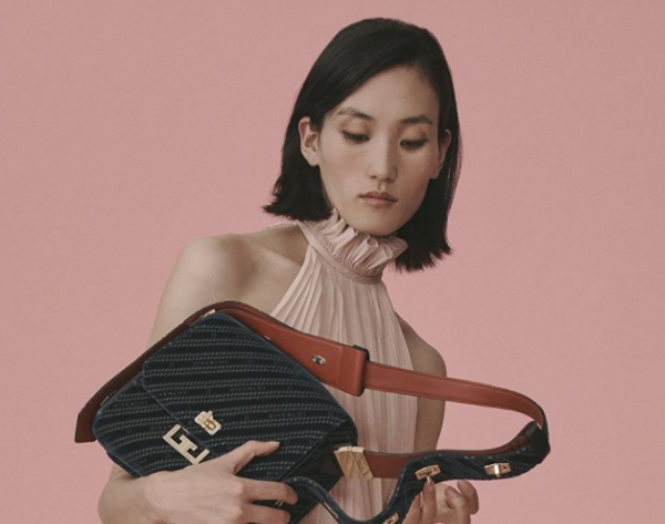 Givenchy : Κυκλοφόρησε 70 κόκκινα μπλουζάκια για την 70η επέτειο της Λαϊκής Δημοκρατίας της Κίνας