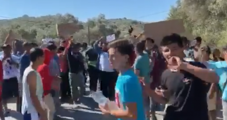 Μόρια : Περιέφεραν «νεκρό» σε ένδειξη διαμαρτυρίας