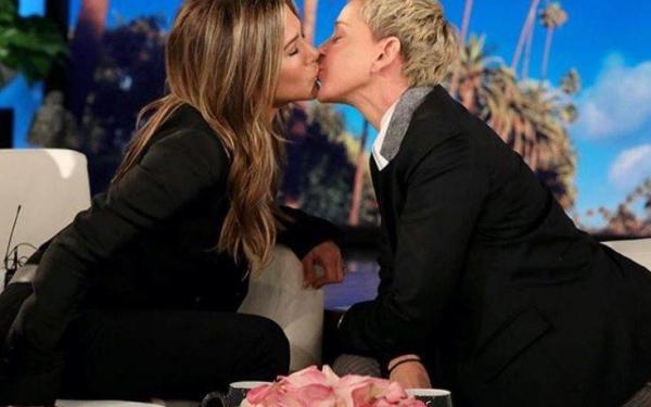 Όταν η Τζένιφερ Άνιστον φίλησε την Έλεν ΝτεΤζένερις στο στόμα