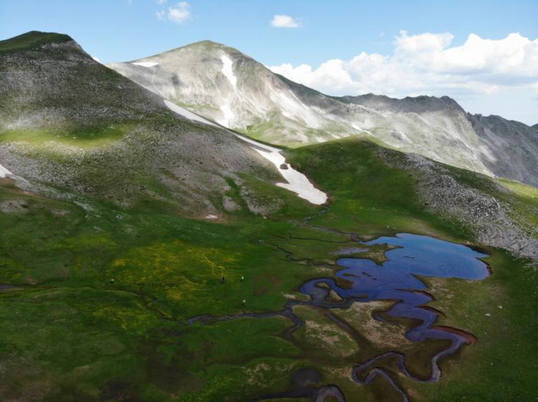 Ιωάννινα: Οι αλπικές λίμνες που λίγοι ξέρουν – Καθηλωτικό τοπίο μέσα στα βουνά