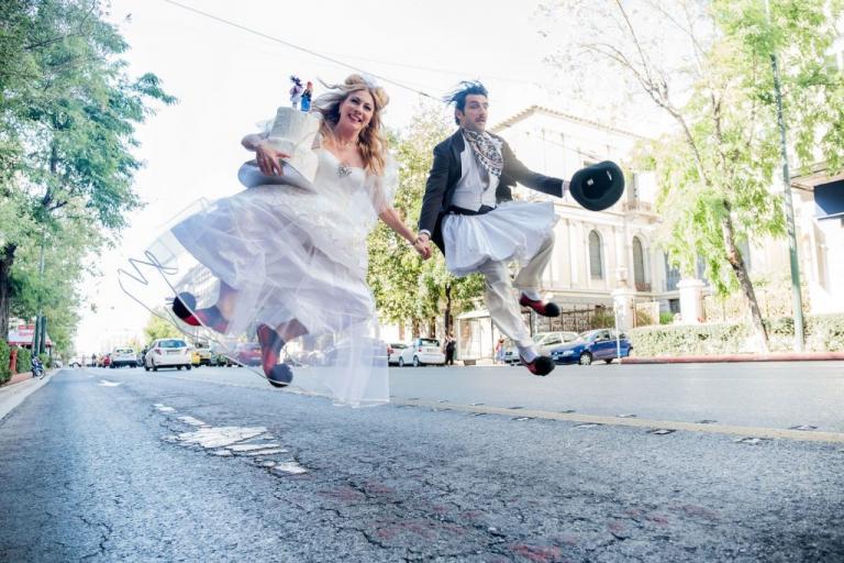 «Του Κουτρούλη ο γάμος» : Η Σμαράγδα Καρύδη σκηνοθετεί για πρώτη φορά