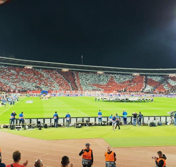 Ερυθρόλευκη «μαγεία»: Το εντυπωσιακό κορεό στο Βελιγράδι (pics+vids)