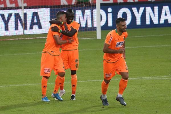 Γκολ και ασίστ ο Μπακασέτας, στην κορυφή η «ελληνική» Αλάνιασπορ