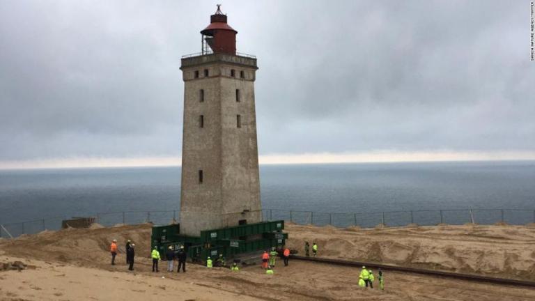 Δανία : Μετακίνησαν φάρο σε ράγες για να τον σώσουν από τη διάβρωση