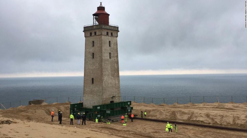 Δανία : Μετακίνησαν φάρο σε ράγες για να τον σώσουν από τη διάβρωση