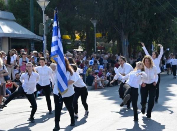 Νέα Φιλαδέλφεια : Διχάζει η α λα Monty Python παρέλαση – Μυστήριο η ταυτότητα των γυναικών