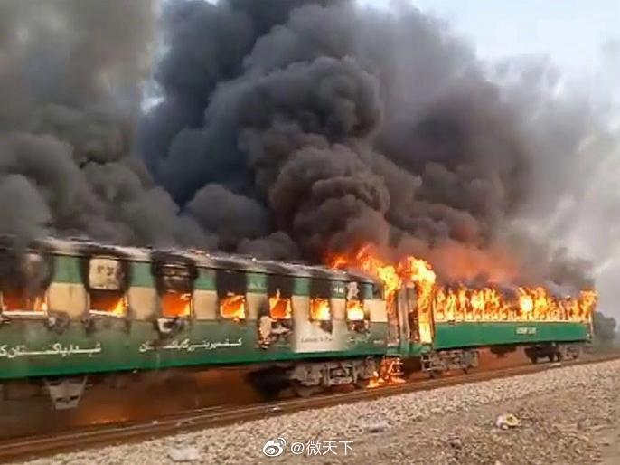 Πακιστάν : Πύρινη κόλαση σε τρένο – Τουλάχιστον 46 άνθρωποι απανθρακώθηκαν