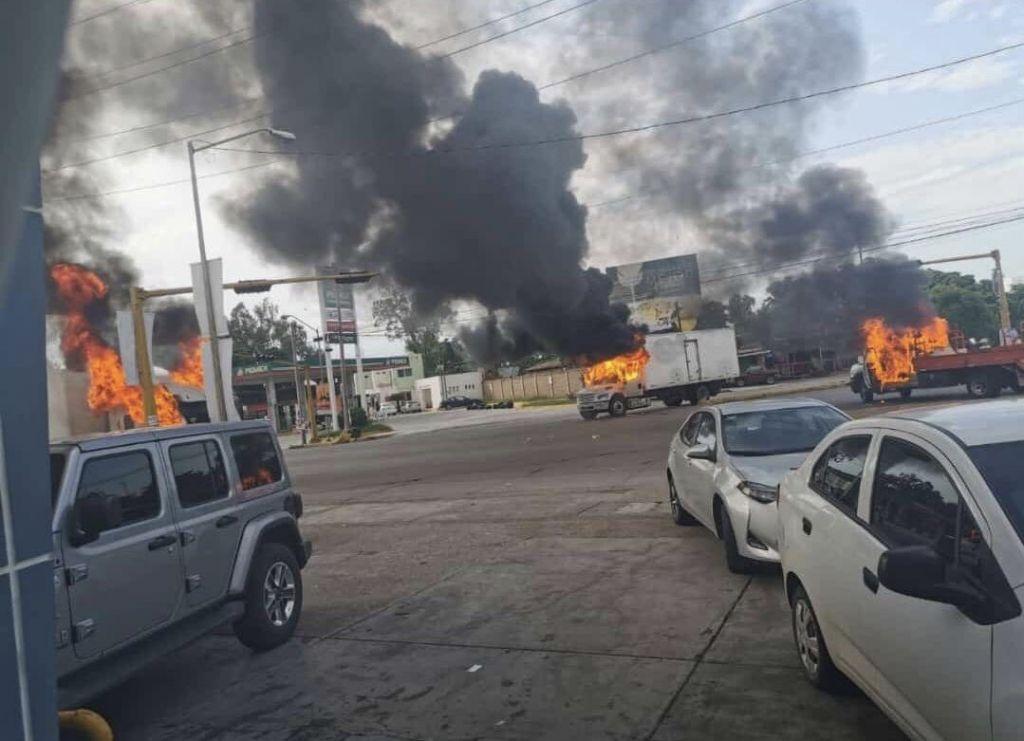 Ελ Τσάπο : Στις φλόγες η πόλη του βαρώνου ναρκωτικών μετά τη σύλληψη του γιου του