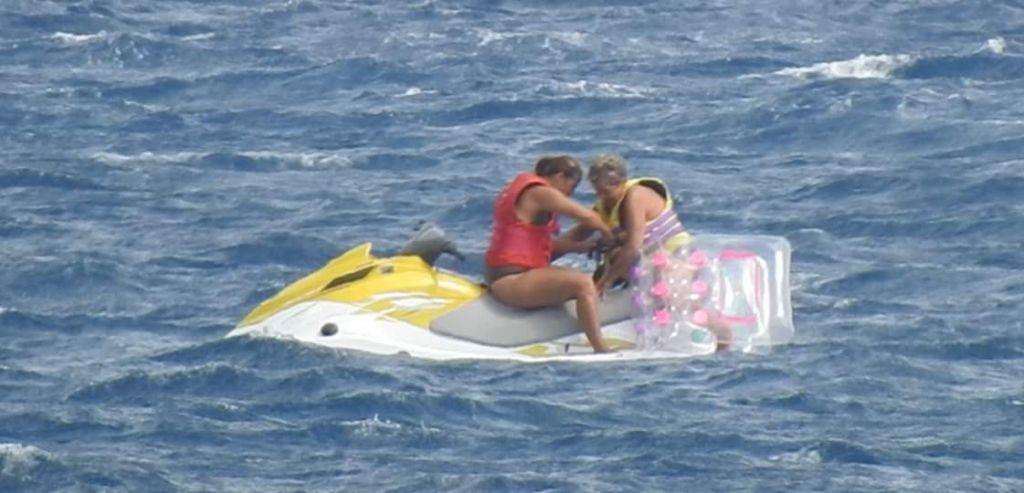 Καρέ καρέ η διάσωση τουρίστριας που κινδύνεψε να πνιγεί