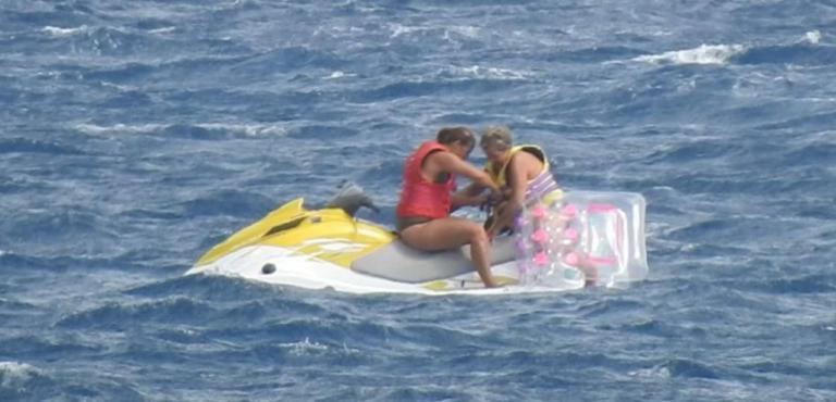 Καρέ καρέ η διάσωση τουρίστριας που κινδύνεψε να πνιγεί