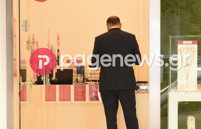 Η επίσκεψη Τζανακόπουλου σε ακριβό κοσμηματοπωλείο