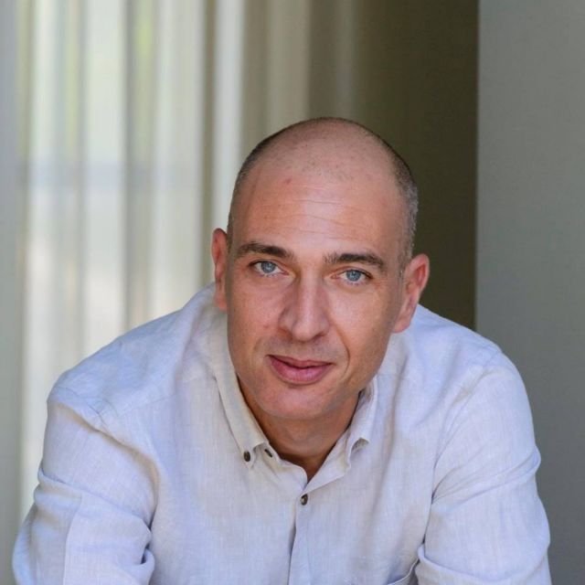 Ο Γιάννης Μόσχος μιλάει στο in.gr για την «Μέθοδο Γκρόνχολμ»