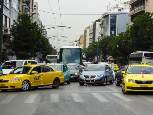 Κίνηση: Στο «κόκκινο» ο οδικός χάρτης της Αθήνας – Σημειωτόν οι οδηγοί