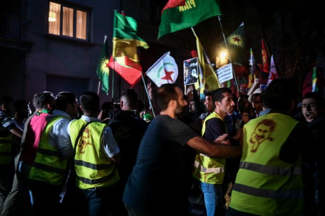 Μικροένταση σε πορεία Κούρδων στην Αθήνα – Επιχείρησαν να περάσουν τις κλούβες
