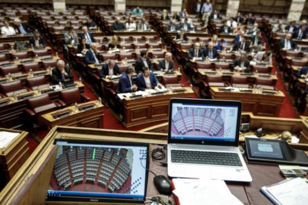 Σφοδρή αντιπαράθεση κυβέρνησης και αντιπολίτευσης για τα εργασιακά